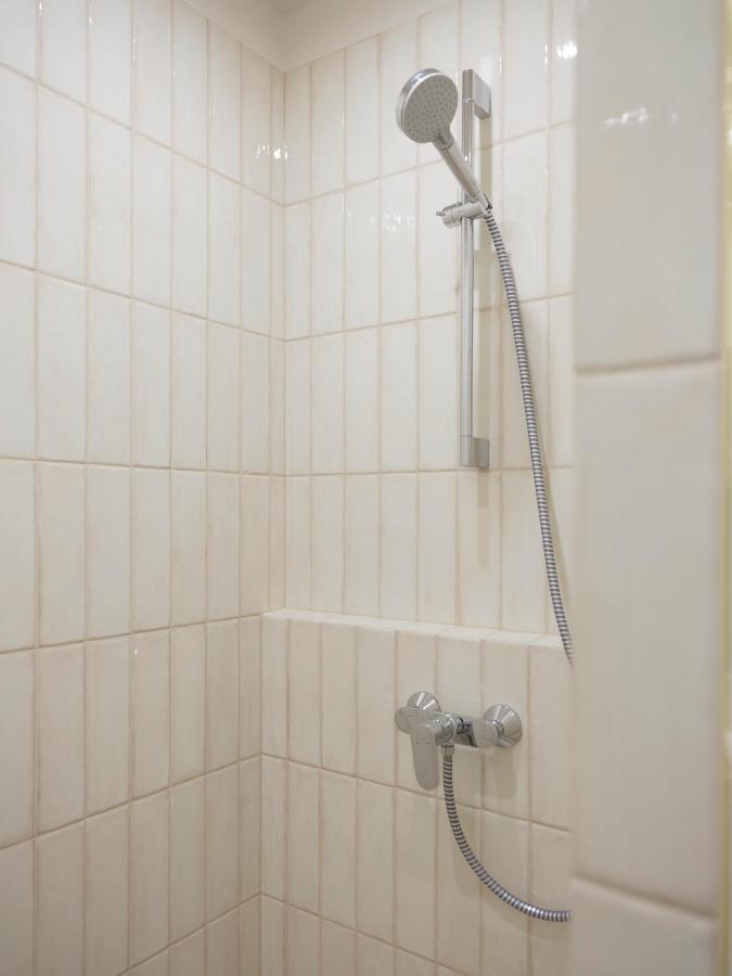 ריגה Miro Rooms Skolas - Quiet Chic, Free Parking, Self Check-In מראה חיצוני תמונה