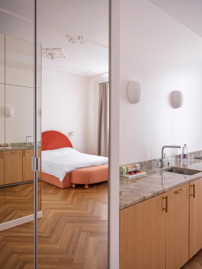 ריגה Miro Rooms Skolas - Quiet Chic, Free Parking, Self Check-In מראה חיצוני תמונה