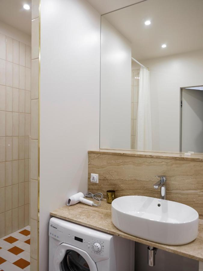 ריגה Miro Rooms Skolas - Quiet Chic, Free Parking, Self Check-In מראה חיצוני תמונה
